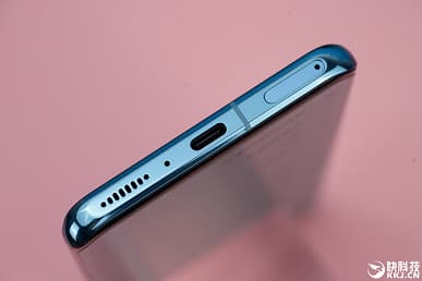 «Король Android» во всей красе: подборка качественных фото демонстрирует новинку со всех сторон