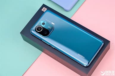 «Король Android» во всей красе: подборка качественных фото демонстрирует новинку со всех сторон