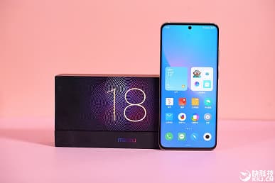 Meizu уличили во лжи: в реальности фронтальная камера Meizu 18 оказалась больше, чем на рекламных изображениях