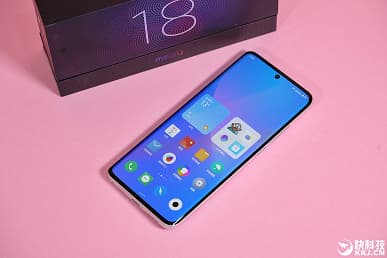 Meizu уличили во лжи: в реальности фронтальная камера Meizu 18 оказалась больше, чем на рекламных изображениях