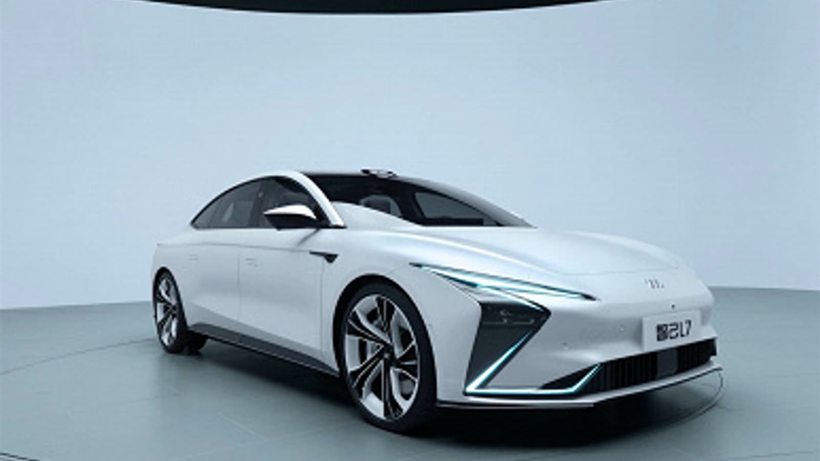 Представлен электромобиль с запасом хода 1000 км, 39-дюймовым экраном и беспроводной зарядкой