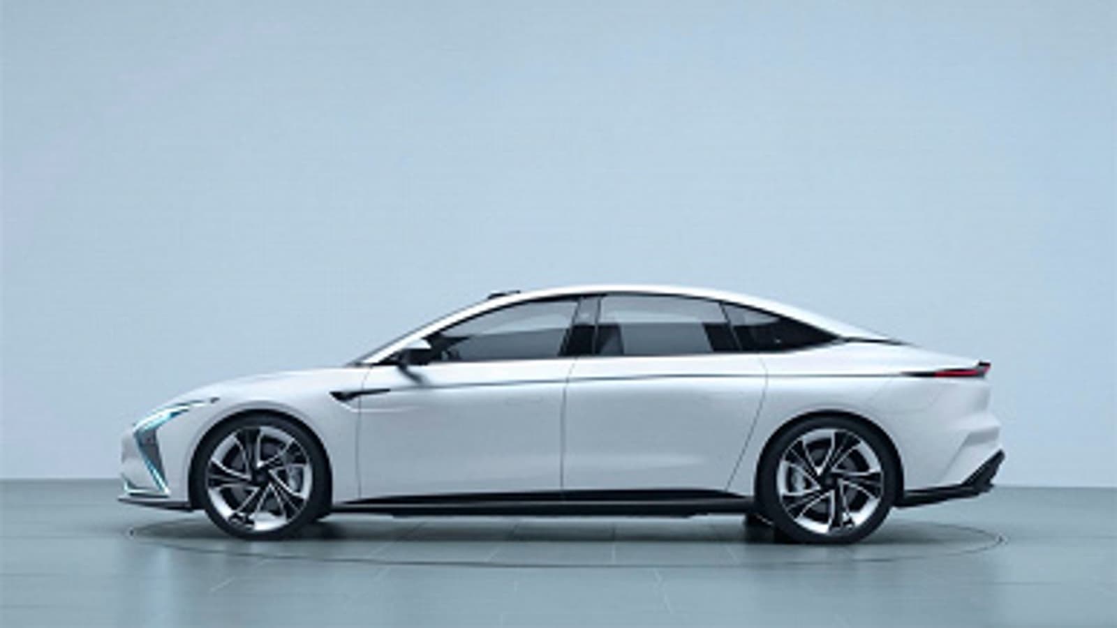 Представлен электромобиль с запасом хода 1000 км, 39-дюймовым экраном и беспроводной зарядкой