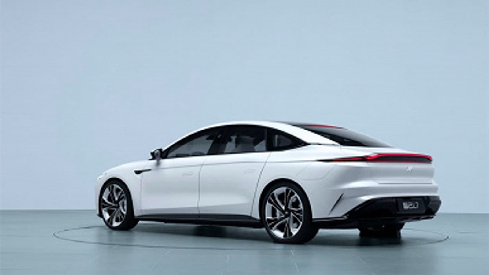 Представлен электромобиль с запасом хода 1000 км, 39-дюймовым экраном и беспроводной зарядкой