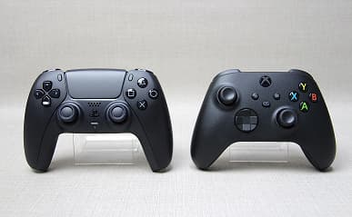 Новые DualSense для PS5 поступают в продажу. Живые фото чёрного и красного геймпадов