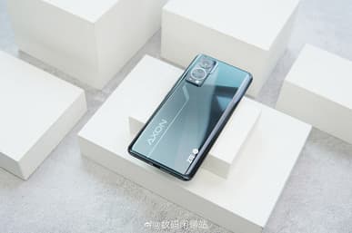 Так в реальности выглядит первый смартфон с невидимой фронтальной камерой. ZTE Axon 30 5G показали на живых фото