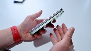 iPhone 13 Mini, iPhone 13, iPhone 13 Pro и iPhone 13 Pro Max сравнили с iPhone 12 на живых фото