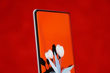 Новенький Xiaomi Mi Mix 4 показали со всех сторон, уделив особое внимание подэкранной камере