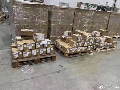 Тысячи iPhone 13 показали на складе: первые фотографии новой чёрной коробки iPhone 13 Pro Max без упаковочой плёнки