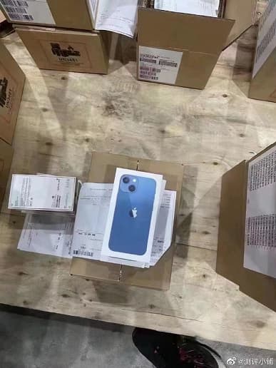 Тысячи iPhone 13 показали на складе: первые фотографии новой чёрной коробки iPhone 13 Pro Max без упаковочой плёнки