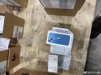 Тысячи iPhone 13 показали на складе: первые фотографии новой чёрной коробки iPhone 13 Pro Max без упаковочой плёнки