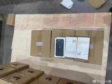 Тысячи iPhone 13 показали на складе: первые фотографии новой чёрной коробки iPhone 13 Pro Max без упаковочой плёнки