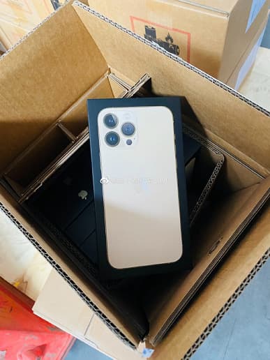 Тысячи iPhone 13 показали на складе: первые фотографии новой чёрной коробки iPhone 13 Pro Max без упаковочой плёнки