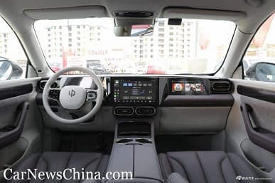 544 л.с., разон до «сотни» за 4,9 с, запас хода 550 км и три экрана чуть дороже 30 000 долларов. Кроссовер Leap C11 поступил в продажу в Китае