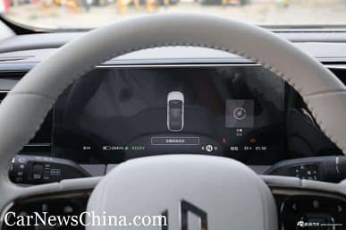 544 л.с., разон до «сотни» за 4,9 с, запас хода 550 км и три экрана чуть дороже 30 000 долларов. Кроссовер Leap C11 поступил в продажу в Китае