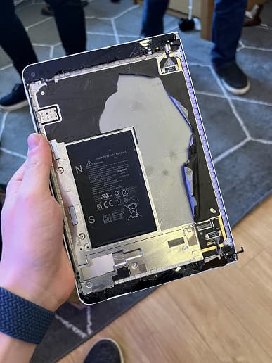 Появились первые живые фото Microsoft Surface Neo с двумя экранами