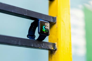 Магнитная зарядка, 117 режимов тренировок, GPS, NFC и 12 дней автономности за всего лишь 55 долларов. Умные часы Redmi Watch 2 позируют на живых фото сразу после анонса