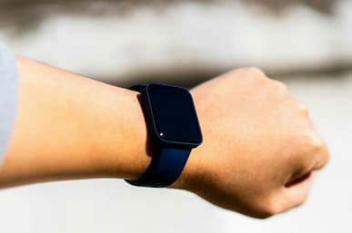 Магнитная зарядка, 117 режимов тренировок, GPS, NFC и 12 дней автономности за всего лишь 55 долларов. Умные часы Redmi Watch 2 позируют на живых фото сразу после анонса