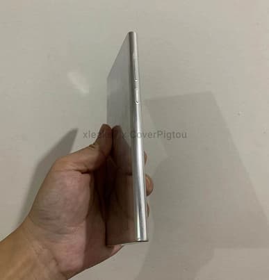 Так Galaxy S22 Ultra будет лежать в руке. Алюминиевый макет нового флагмана Samsung показали на фото и видео