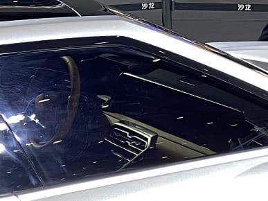 543 л.с., разгон до «сотни» за 3,7 с, запас хода 800 км и зарядка до 50% за 10 минут. Электромобиль Great Wall Mecha Dragon показали изнутри