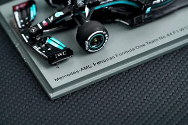 Redmi снова удивила журналистов: в приглашении на презентацию Redmi K50 находится модель гоночного болида «Формулы-1»