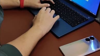 Одна из самых лёгких «лопат», да ещё и ультратонкой рамкой вокруг экрана. Realme 10 Pro+ засветился на фотографиях