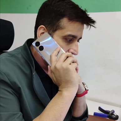 Одна из самых лёгких «лопат», да ещё и ультратонкой рамкой вокруг экрана. Realme 10 Pro+ засветился на фотографиях