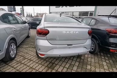 Такой Logan мог бы продаваться в России. Обновленный Renault Logan третьего поколения впервые засняли на дилерской площадке