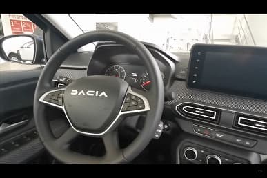 Такой Logan мог бы продаваться в России. Обновленный Renault Logan третьего поколения впервые засняли на дилерской площадке