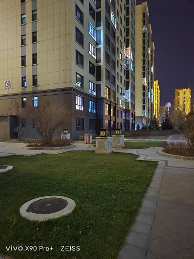 «По ночной съемке S22 Ultra худший флагман». Инсайдер сравнил фото Vivo X90 Pro+, Xiaomi 12S Ultra, Galaxy S22 Ultra, iPhone 14 Pro