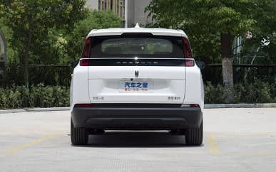 В России начали принимать заказы на электрический минивэн Bestune NAT. Пять мест, одна сдвижная верь и запас хода чуть более 400 км за 2,5 млн рублей