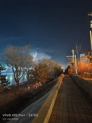 «Я сравнил ночную съемку в Galaxy S22 Ultra и Vivo X90 Pro+, разница очевидна». Новые фотоэксперименты инсайдера Ice Universe