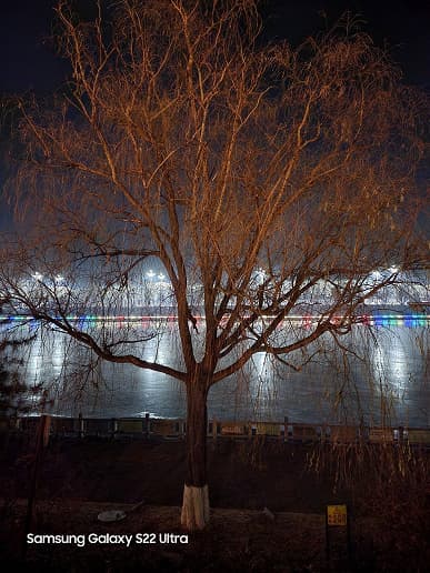 «Я сравнил ночную съемку в Galaxy S22 Ultra и Vivo X90 Pro+, разница очевидна». Новые фотоэксперименты инсайдера Ice Universe