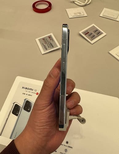 Живые фото Xiaomi 13 после премьеры и сравнение с iPhone 14 Pro