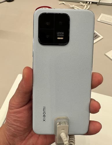 Живые фото Xiaomi 13 после премьеры и сравнение с iPhone 14 Pro