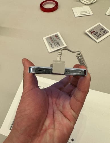 Живые фото Xiaomi 13 после премьеры и сравнение с iPhone 14 Pro