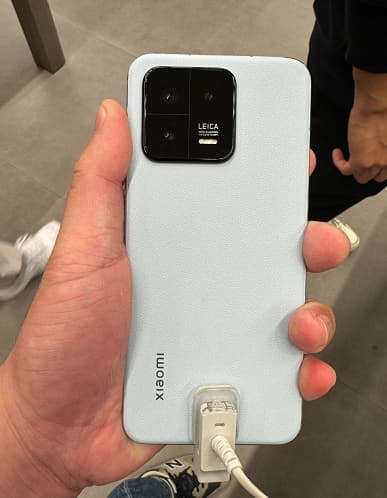 Живые фото Xiaomi 13 после премьеры и сравнение с iPhone 14 Pro