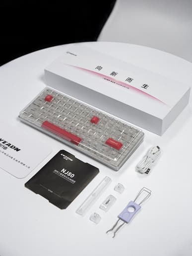 Так выглядит первая клавиатура OnePlus с механическими переключателями. Ее можно использовать вместо новогодней гирлянды