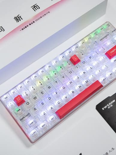 Так выглядит первая клавиатура OnePlus с механическими переключателями. Ее можно использовать вместо новогодней гирлянды