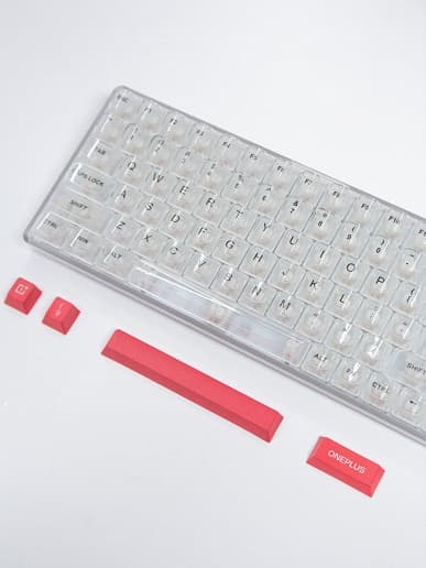 Так выглядит первая клавиатура OnePlus с механическими переключателями. Ее можно использовать вместо новогодней гирлянды