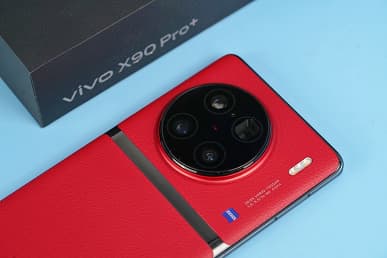 Snapdragon 8 Gen 2, топовая камера Zeiss, 100-кратный зум и IP68. Комплект поставки Vivo X90 Pro+ показали на фото