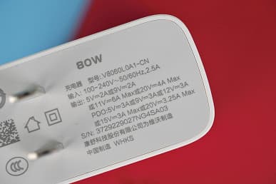 Snapdragon 8 Gen 2, топовая камера Zeiss, 100-кратный зум и IP68. Комплект поставки Vivo X90 Pro+ показали на фото