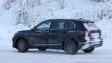 Замаскированный под старый Volkswagen Tiguan нового поколения показали на живых фото