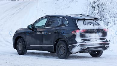 Замаскированный под старый Volkswagen Tiguan нового поколения показали на живых фото