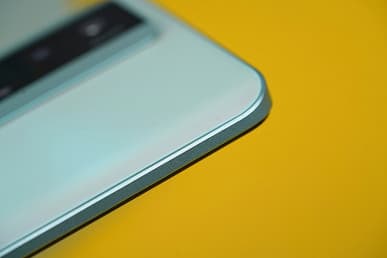 Бюджетный флагман Redmi K60 покзаали вживую сразу после анонса. Фото смартфоны и его комплекта поставки