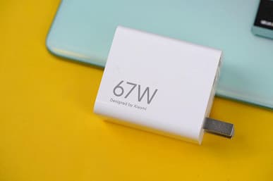 Бюджетный флагман Redmi K60 покзаали вживую сразу после анонса. Фото смартфоны и его комплекта поставки