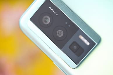 Бюджетный флагман Redmi K60 покзаали вживую сразу после анонса. Фото смартфоны и его комплекта поставки