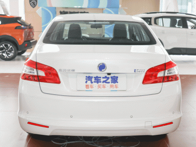 В Китае появился Peugeot 408 со съемной тяговой батареей. Теоретически, такой электрический Puegeot 408 мог бы доехать до России