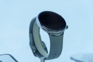 Oppo показала полностью стеклянный смартфон и другие устройства