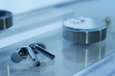 Oppo показала полностью стеклянный смартфон и другие устройства