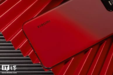 У Xiaomi появился свой Product Red. Живые фото Xiaomi 13 в цвете «огненный красный»